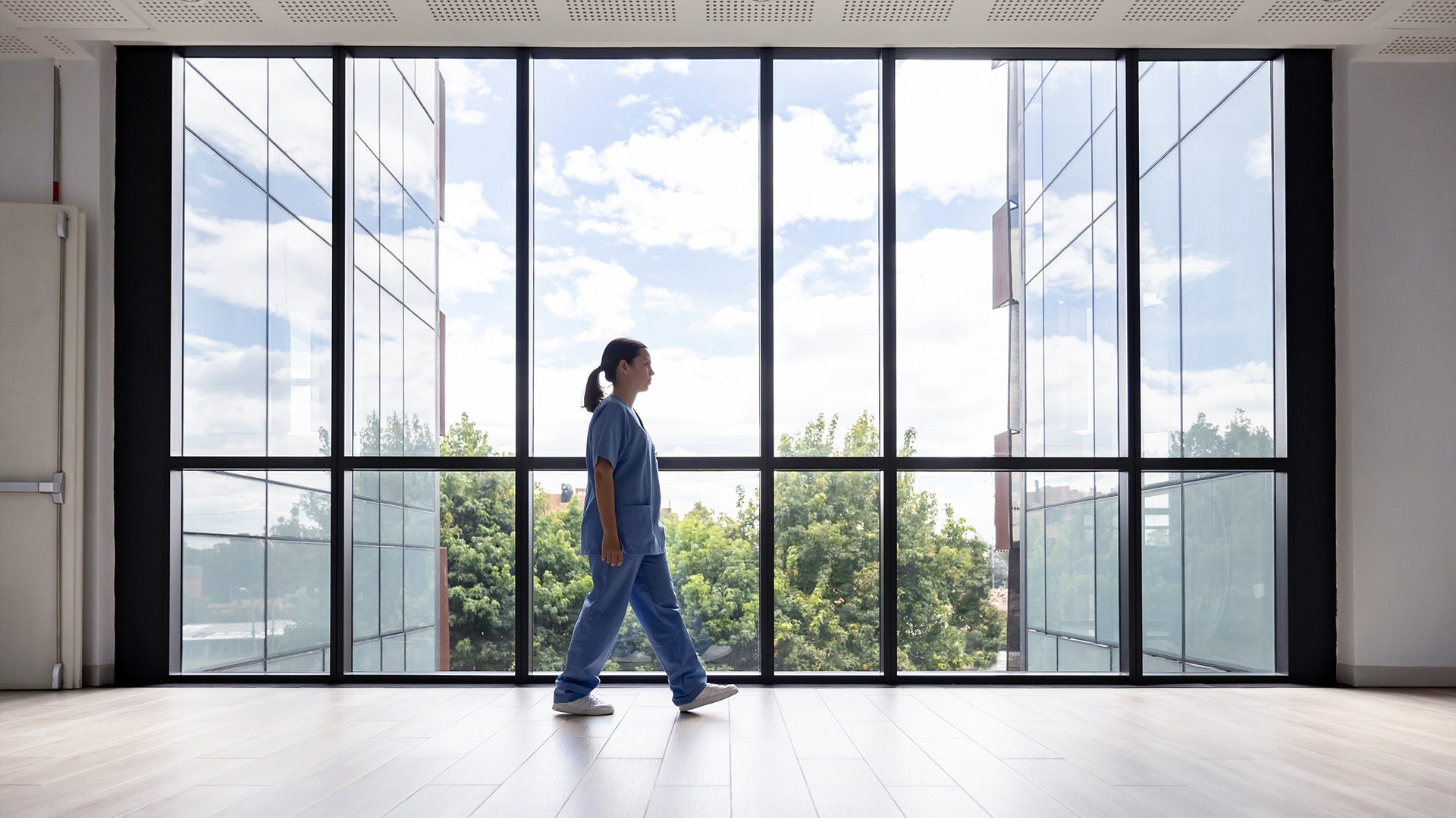 ilomed Pflegekraft läuft durch die Einrichtung