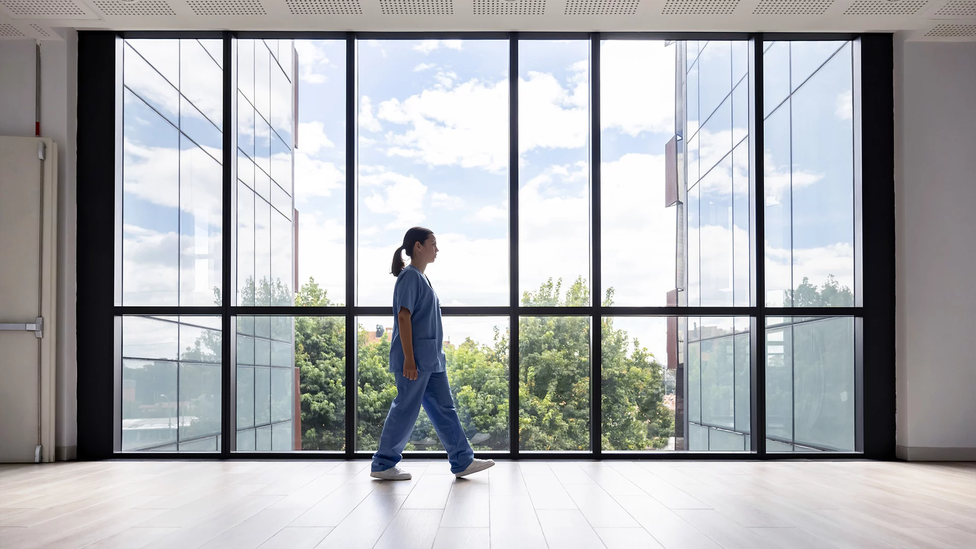 ilomed Pflegekraft läuft durch die Einrichtung